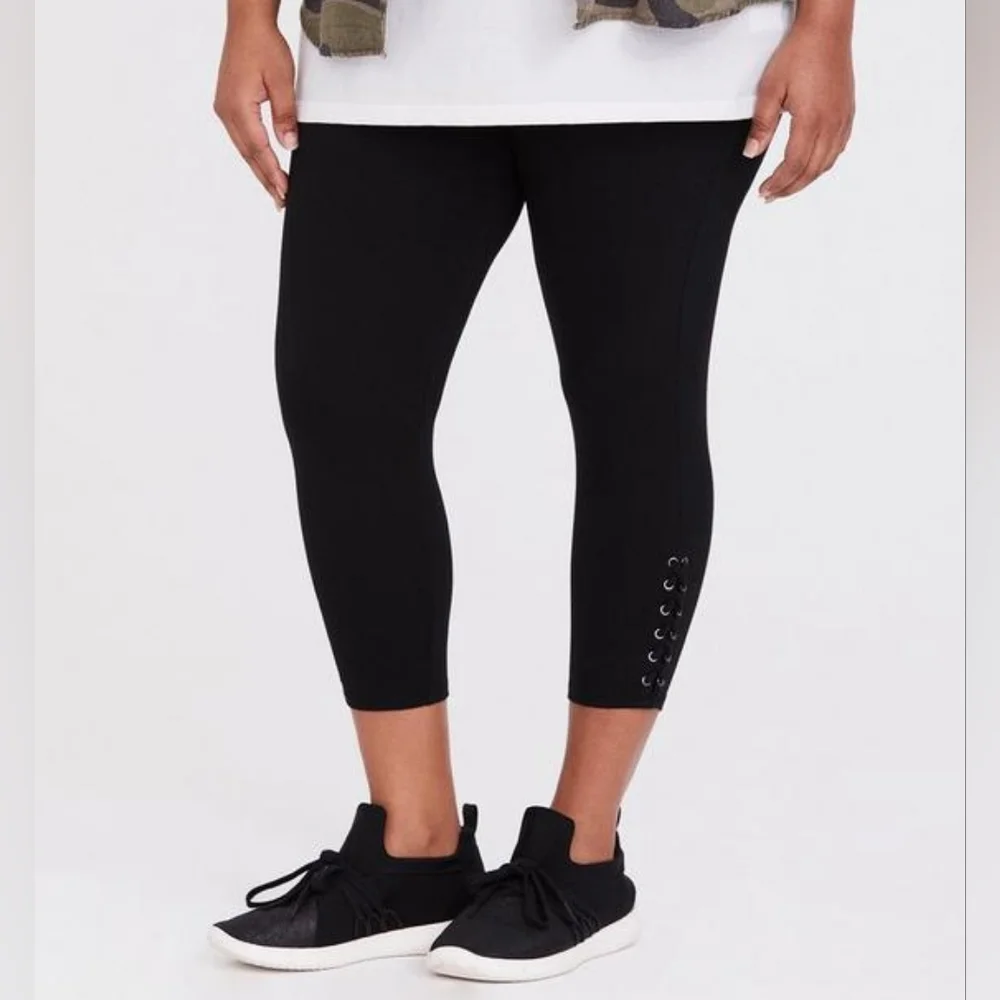 Crop Premium Legging - Lace-Up Black - Picture 4 of 6